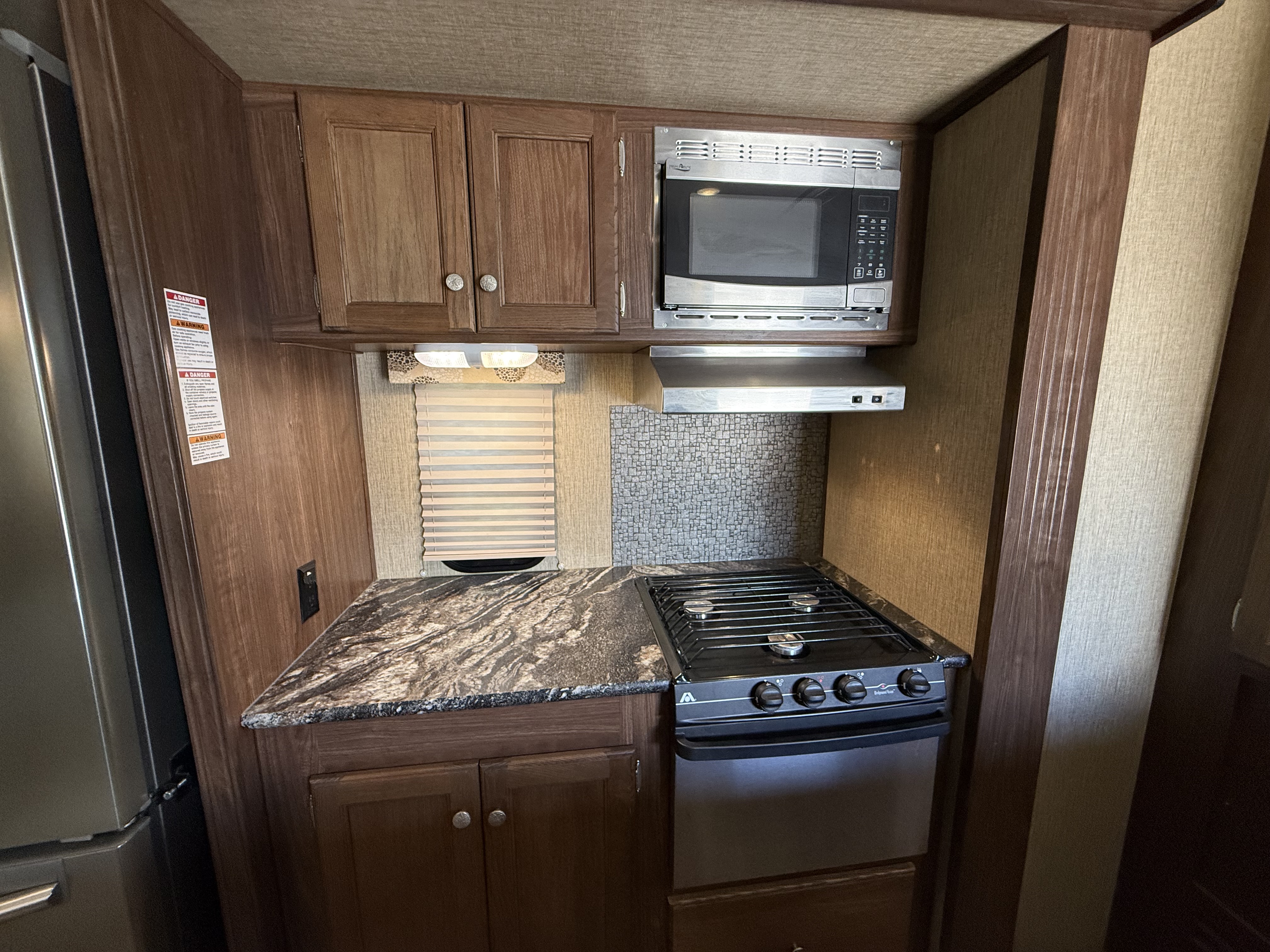 2017 Keystone Sprinter Wide Body 298FWRLS - Image 13