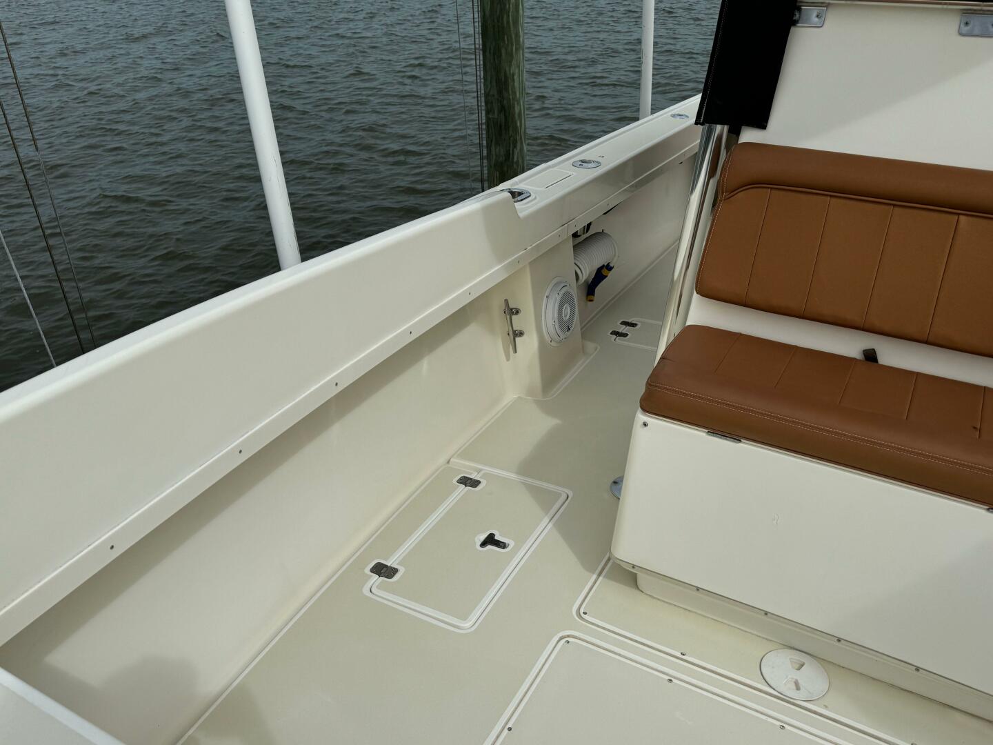2004 Intrepid 32 CUDDY - Image 21