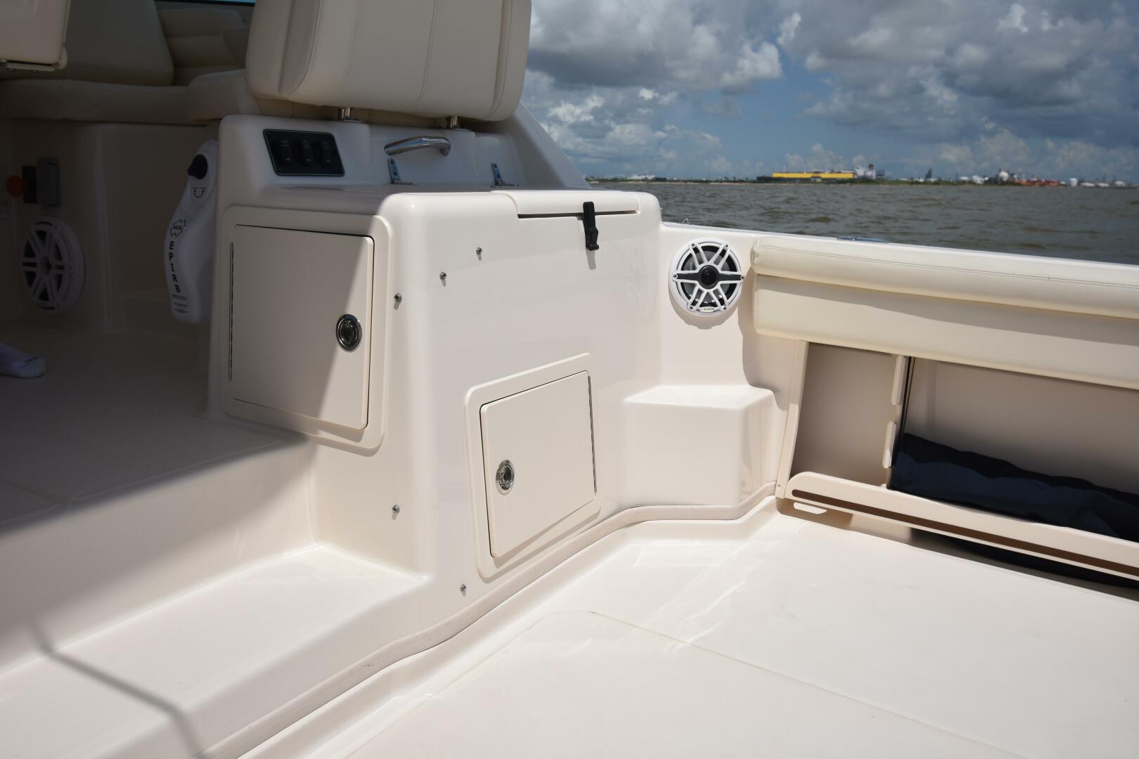 2016 Grady-White 330 Express - Image 33