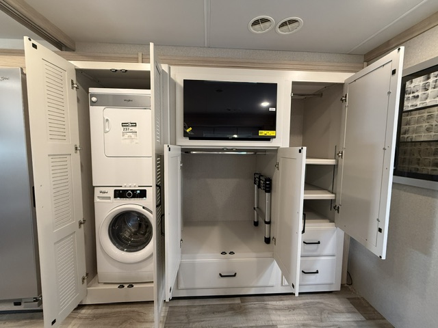 2027 Thor Motor Coach Inception 38DX - Image 18