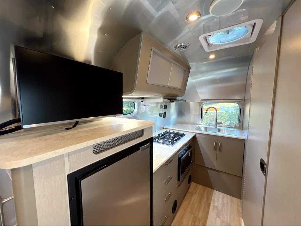 2026 AIRSTREAM CARAVEL 20FB - Image 8