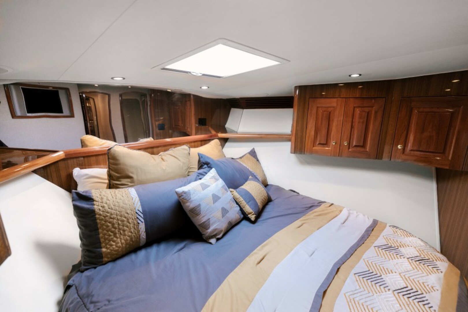 2006 Viking 74 Enclosed Bridge - Image 11