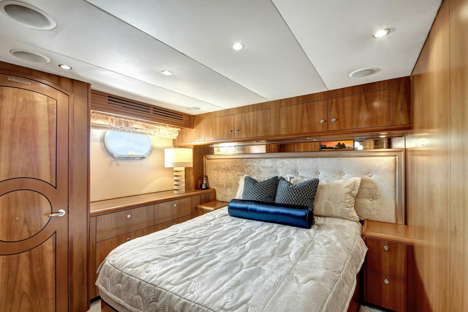 2005 Hatteras - Image 34