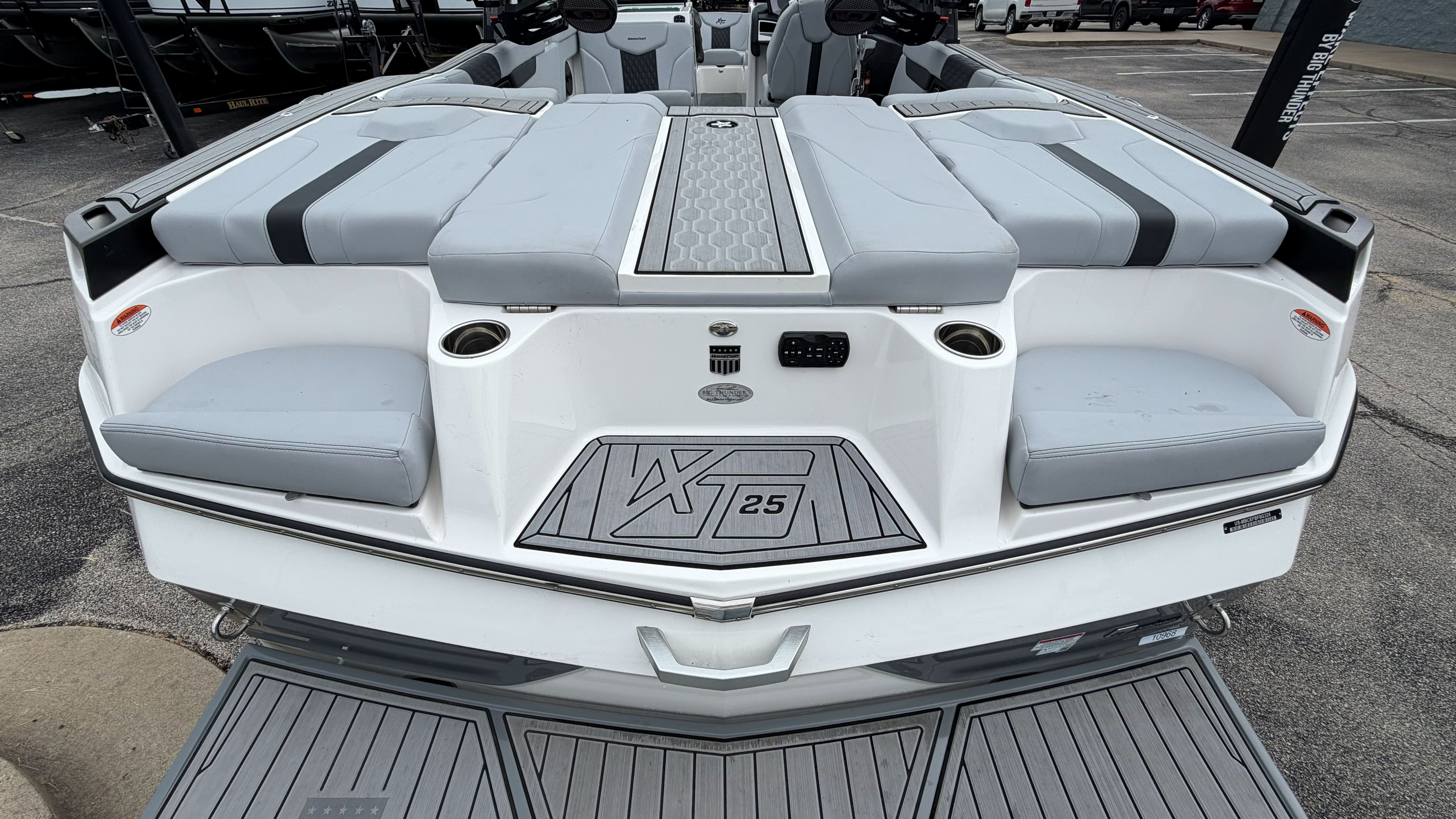 2024 MasterCraft XT25 - Image 15
