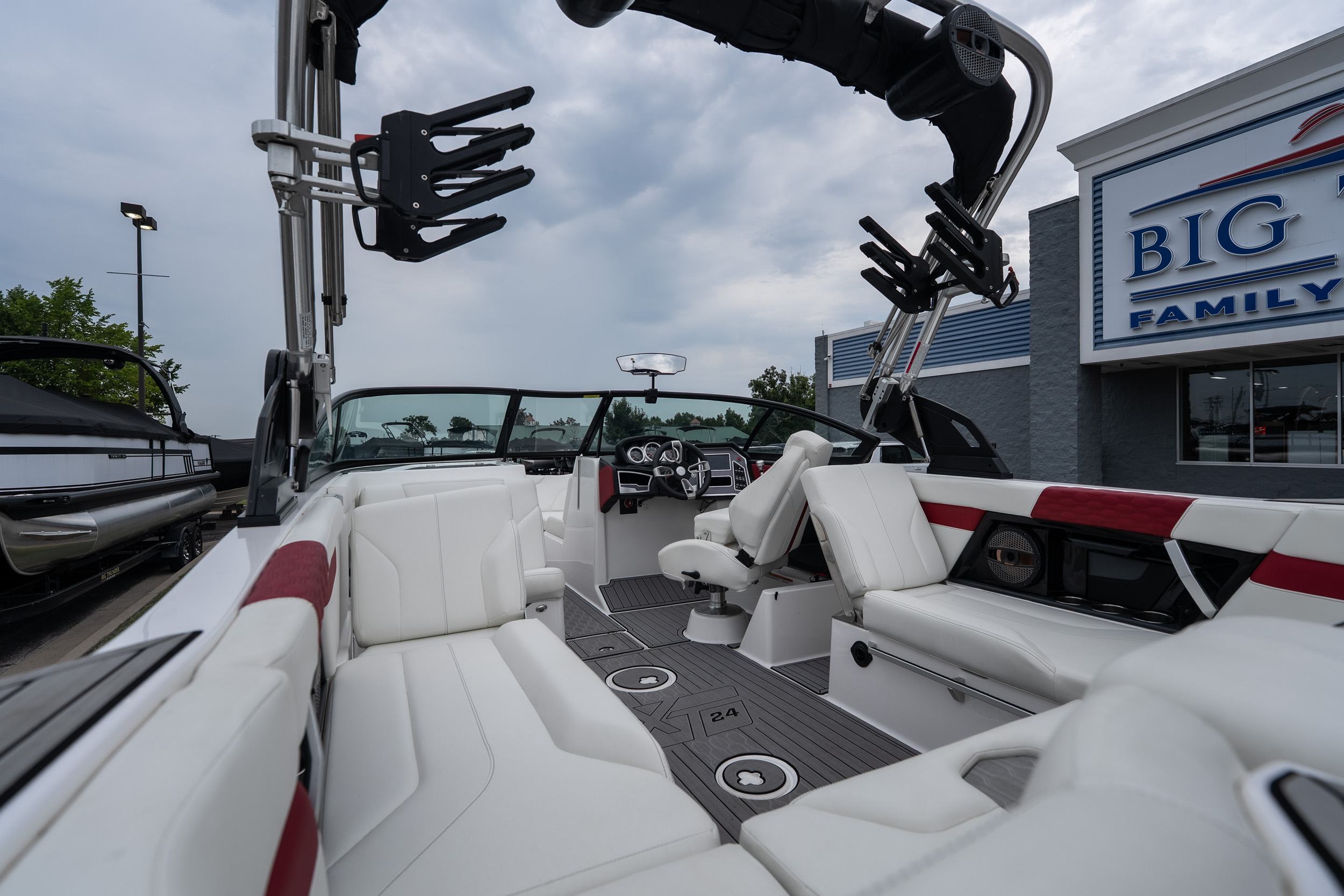 2023 MasterCraft XT24 - Image 14