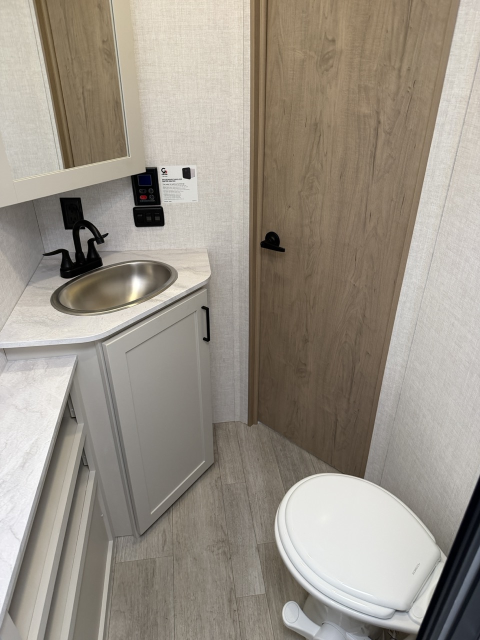 2026 Ember RV E-Series 19ETS - Image 11