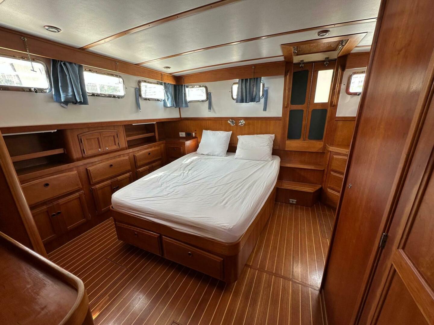 1997 Sabre SABRELINE 474 Trawler - Image 10