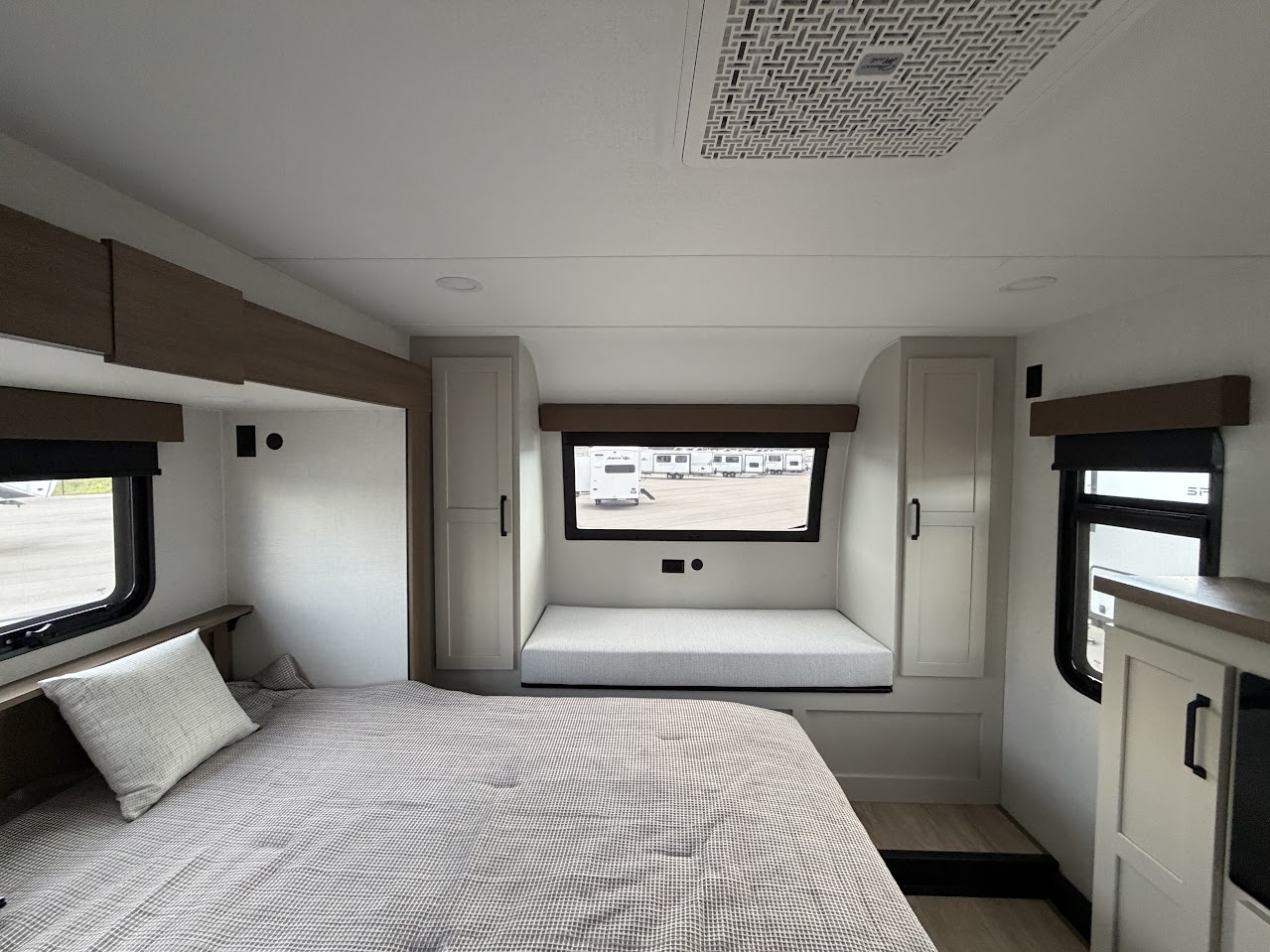 2027 VENTURE RV SPORTTREK 353VIK - Image 32