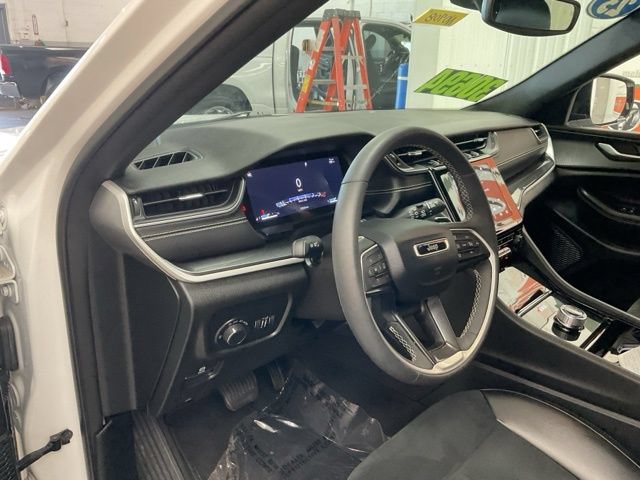 2023 Jeep Grand Cherokee Utility 4D Altitude 4WD - Image 14