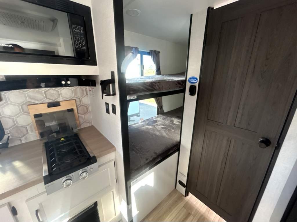 2026 VENTURE RV SPORTTREK STINGER 222VUD - Image 29