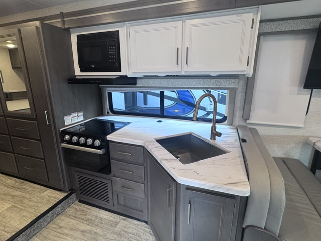 2025 THOR MOTOR COACH CHATEAU 31WV - Image 6