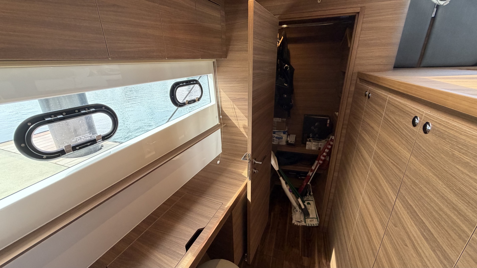 2025 Aquila 54 ENCLOSED BRIDGE - Image 83