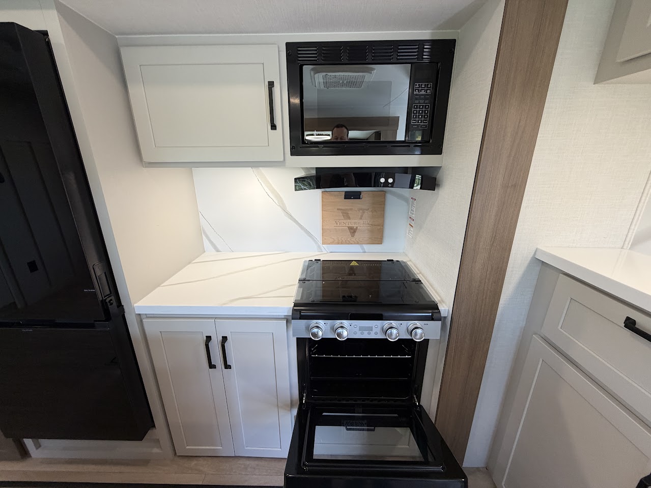 2027 VENTURE RV SPORTTREK 343VIB - Image 36