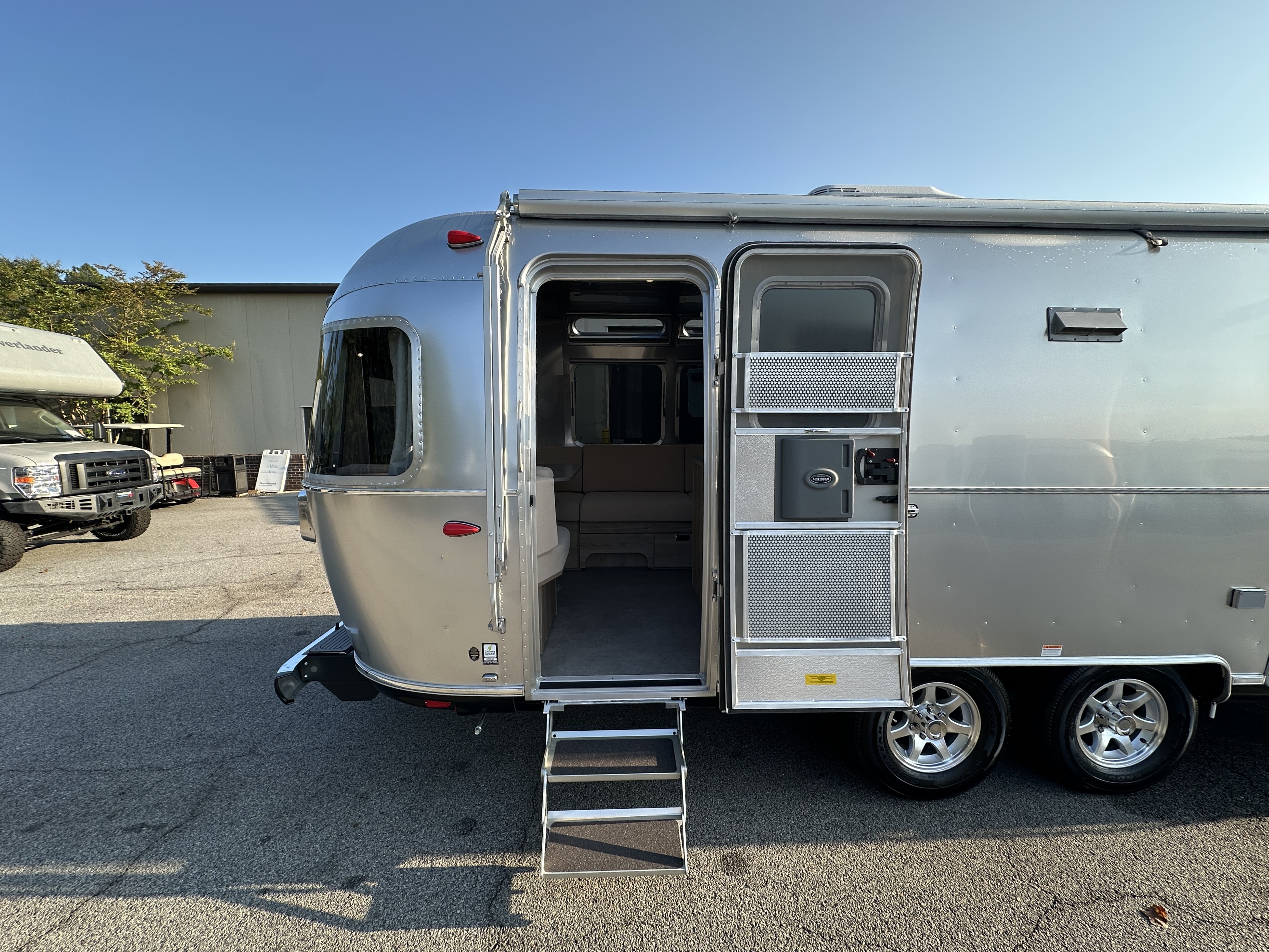 2027 Airstream Flying Cloud 27FB - Image 10