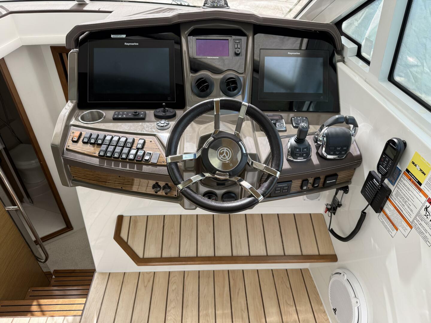 2014 Cruisers Yachts 45 Cantius - Image 15