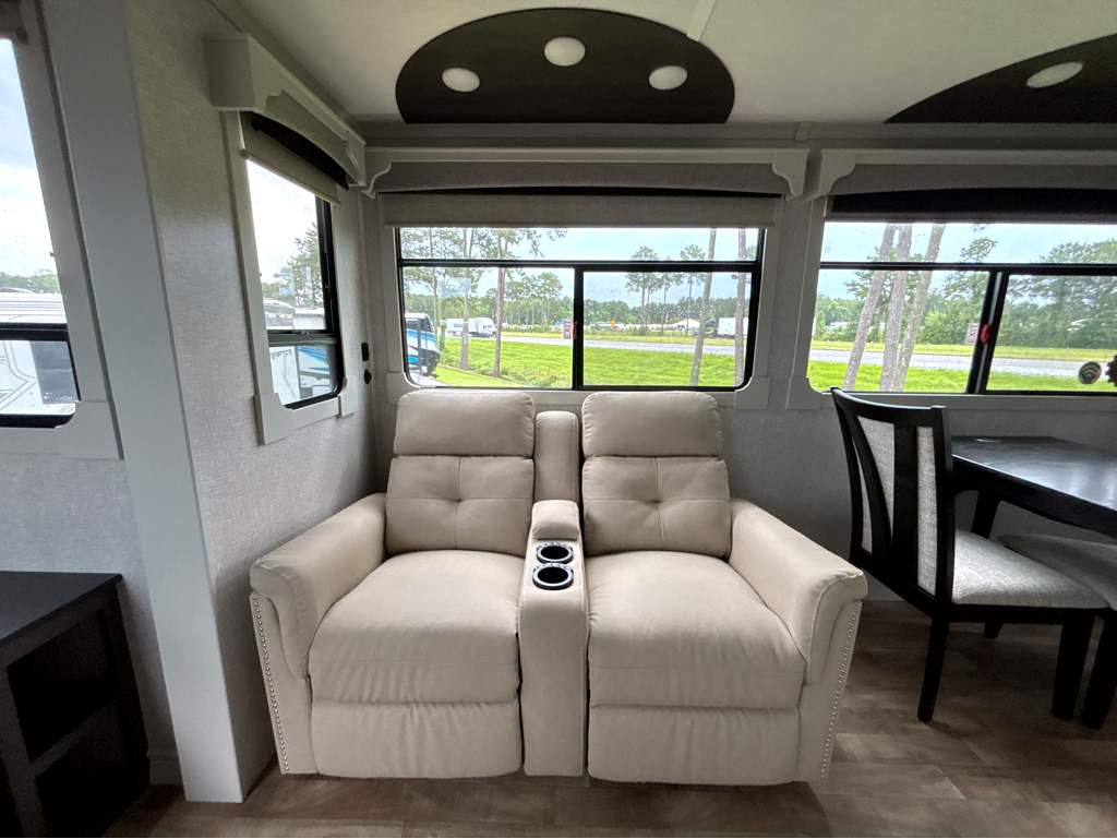 2025 CROSSROADS REDWOOD REGENCY 3721FDB - Image 9