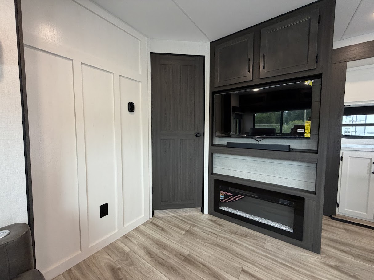 2026 VENTURE RV SPORTTREK 327VIK - Image 22