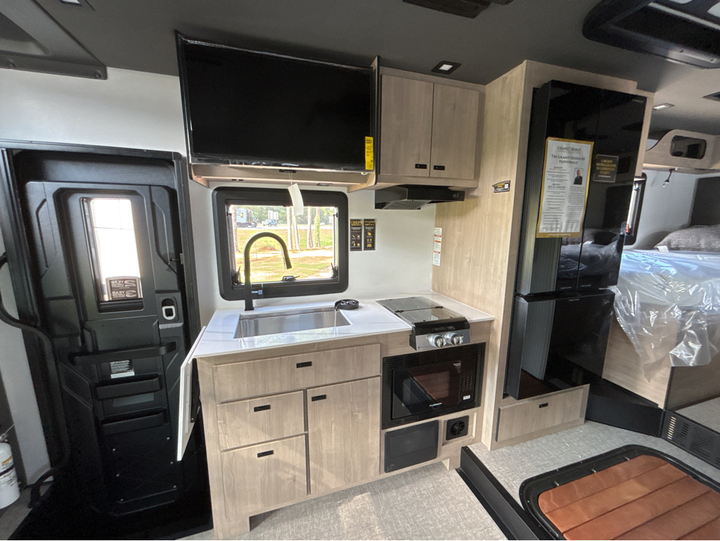 2026 Grand Design Lineage Series M 25TK - Image 12