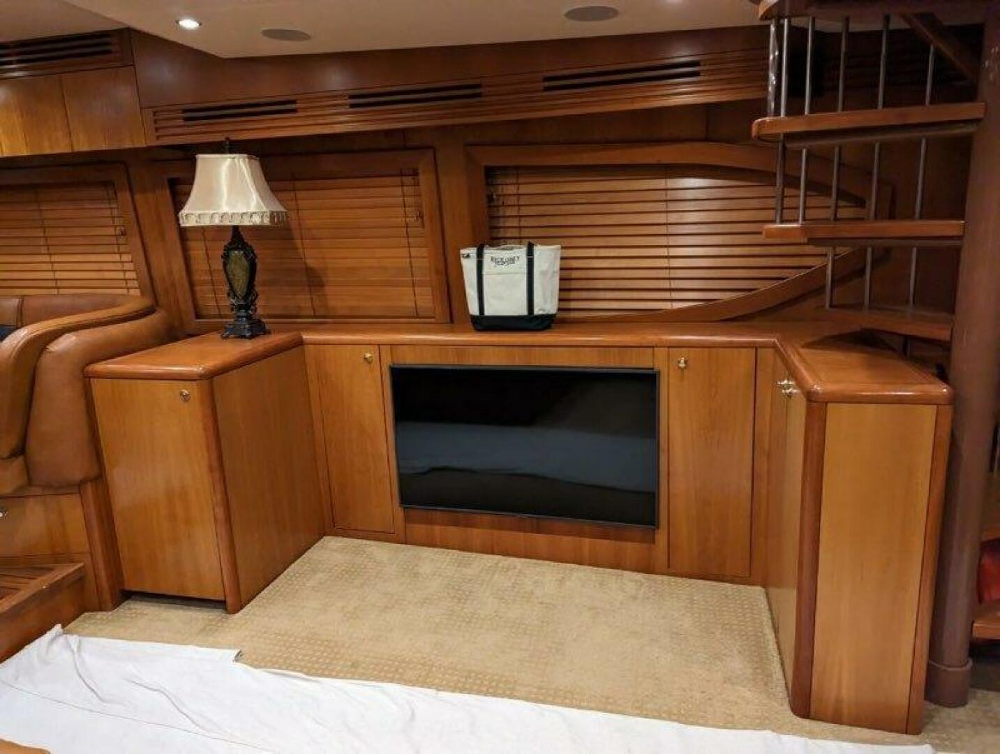 2007 Hatteras 68 Convertible - Image 6