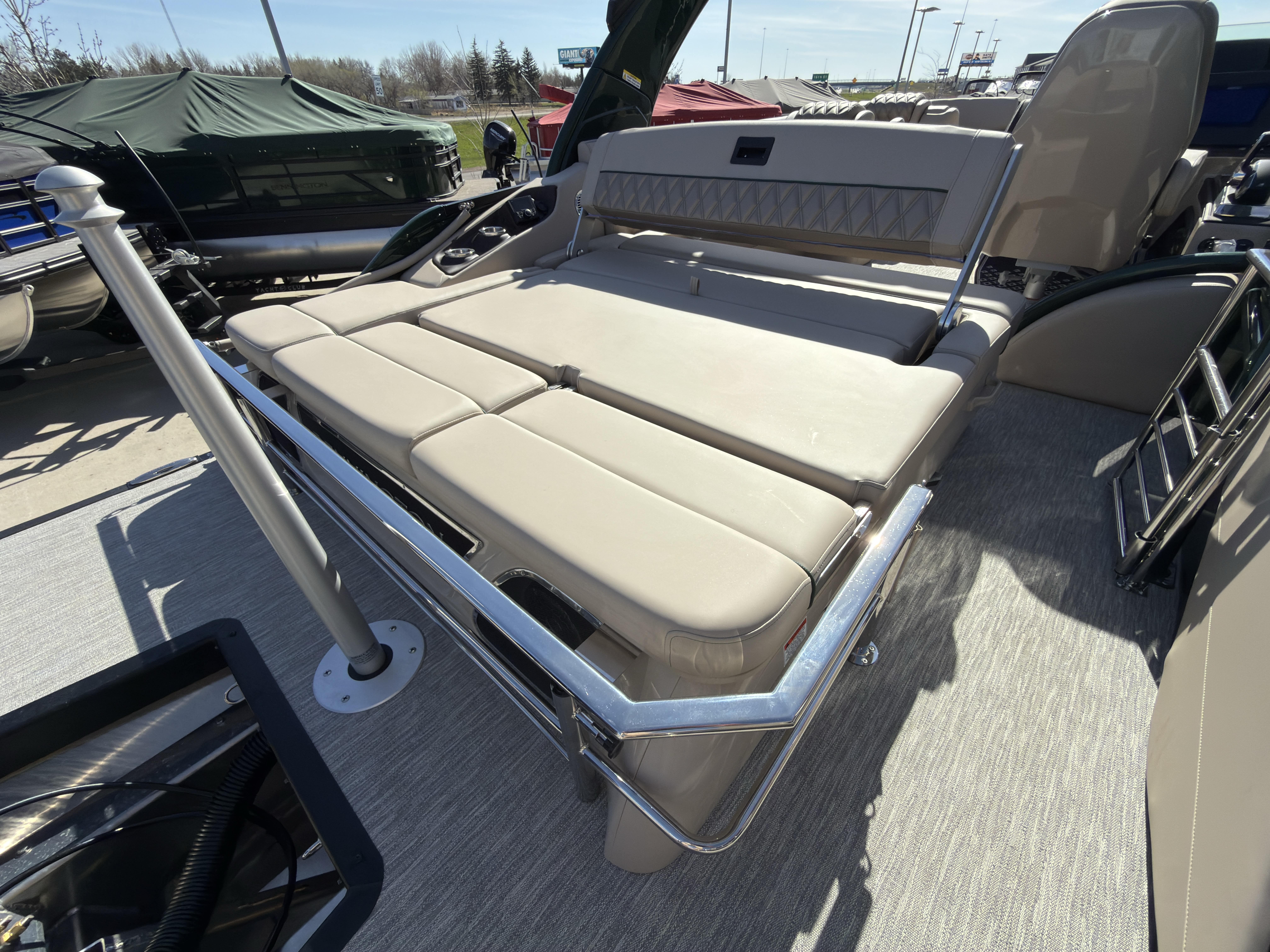 2026 Bennington 25QXSBA 425HP V10 Tritoon Pontoon - Image 44