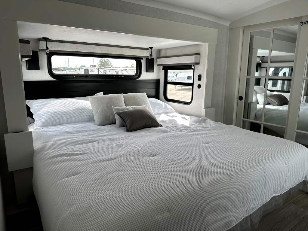 2027 JAYCO PINNACLE 32RLTS - Image 18