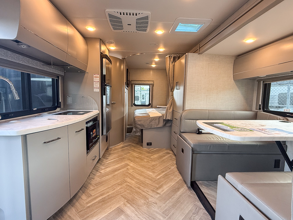 2025 THOR MOTORCOACH 24TT - Image 40