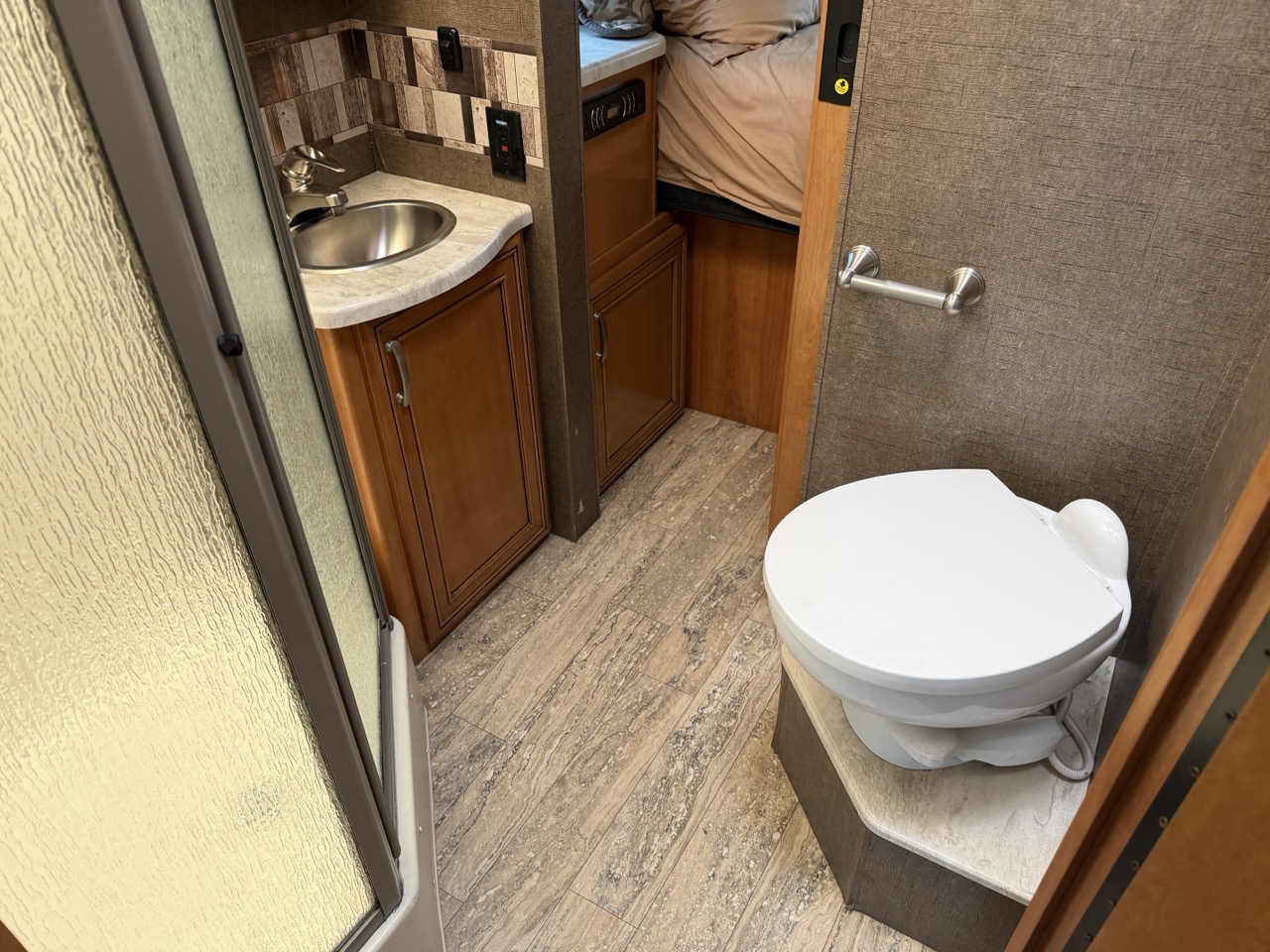 2017 Thor Motor Coach Four Winds Super C 35SB - Image 12