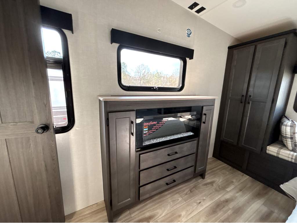 2026 VENTURE RV SPORTTREK 365VFL - Image 28