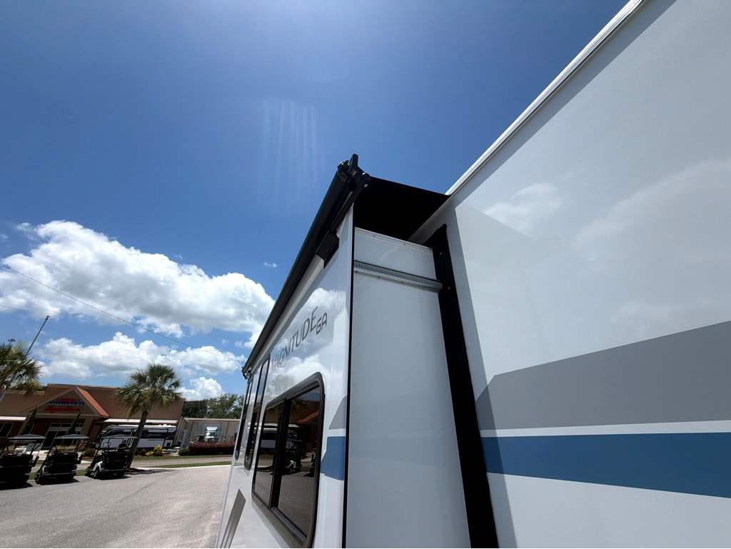 2027 THOR MOTOR COACH MAGNITUDE GA28 - Image 13