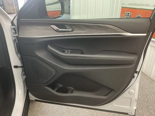2026 Jeep Grand-Cherokee-L Laredo Altitude 4x4 - Image 36