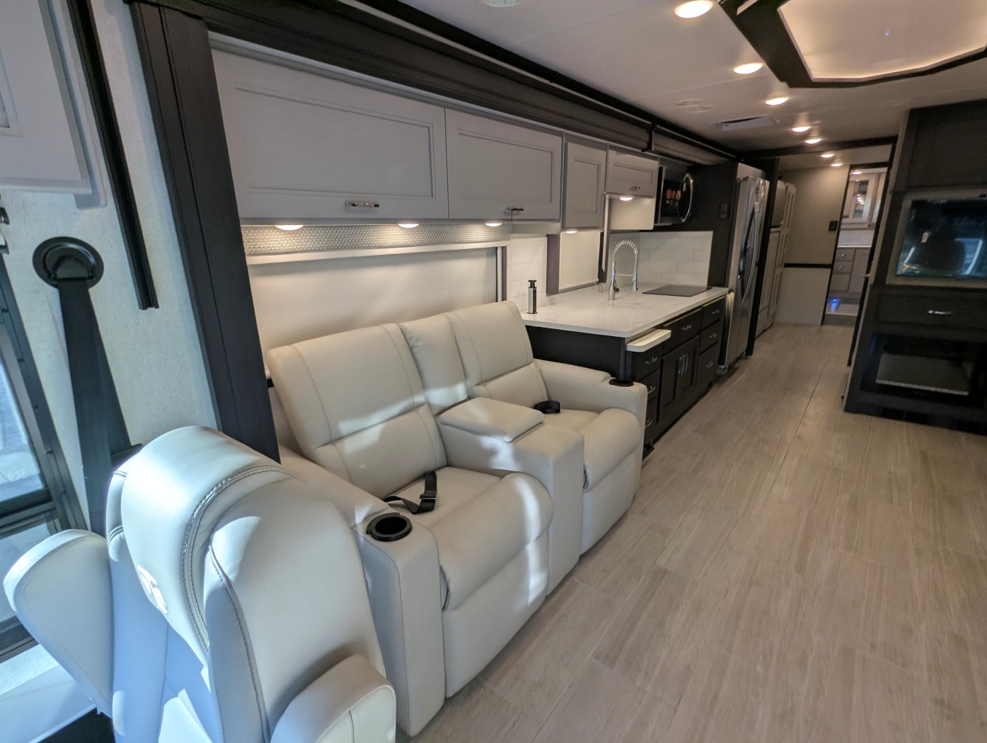 2026 Thor Motor Coach Aria 3901 - Image 14