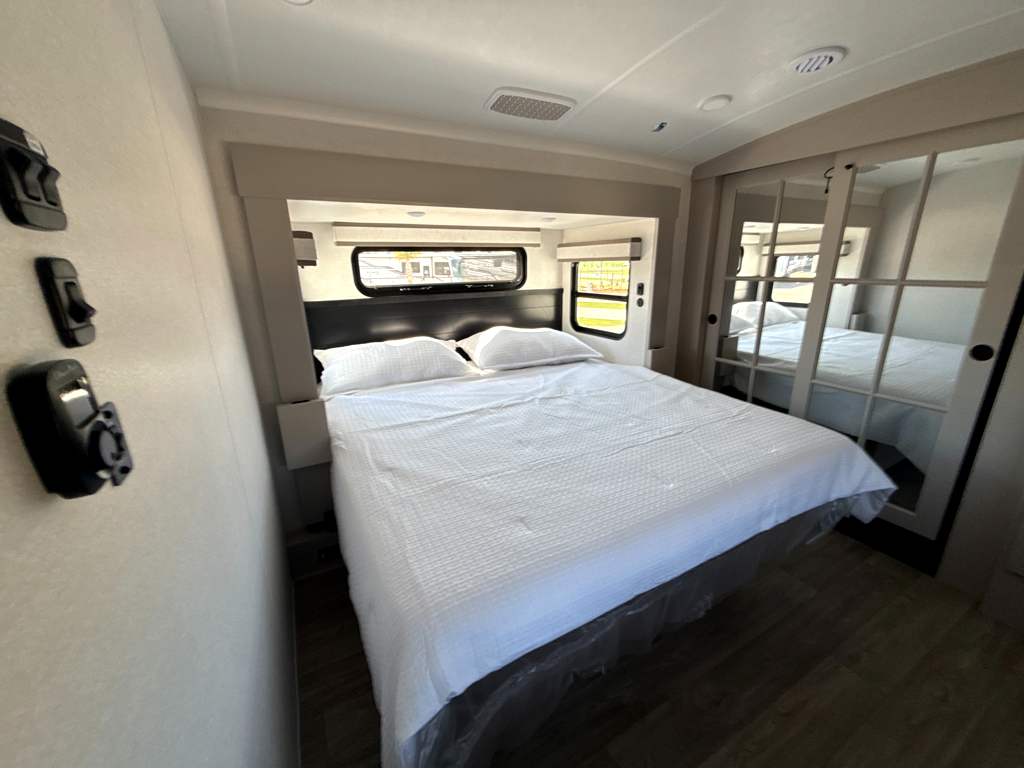2027 JAYCO NORTH POINT 375TBDB - Image 24