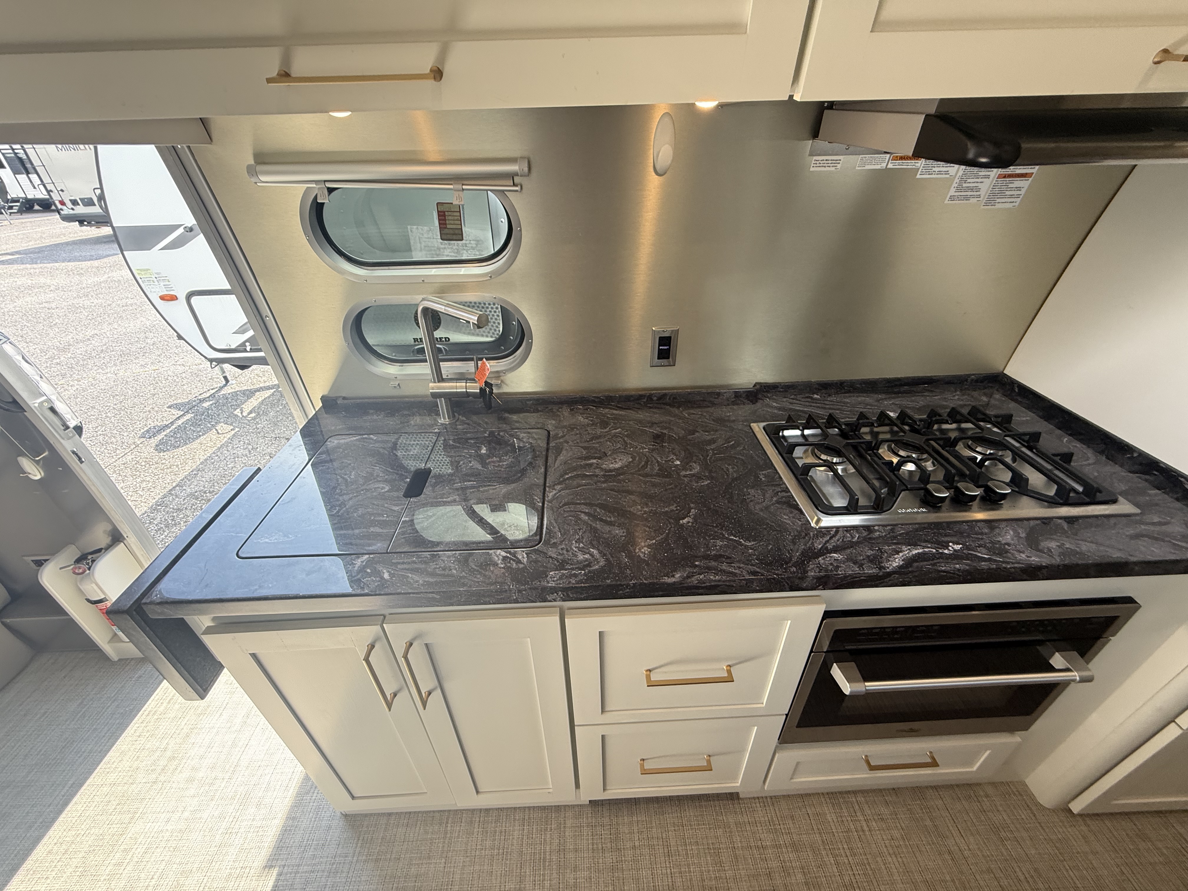 2025 AIRSTREAM CLASSIC 30RB - Image 13
