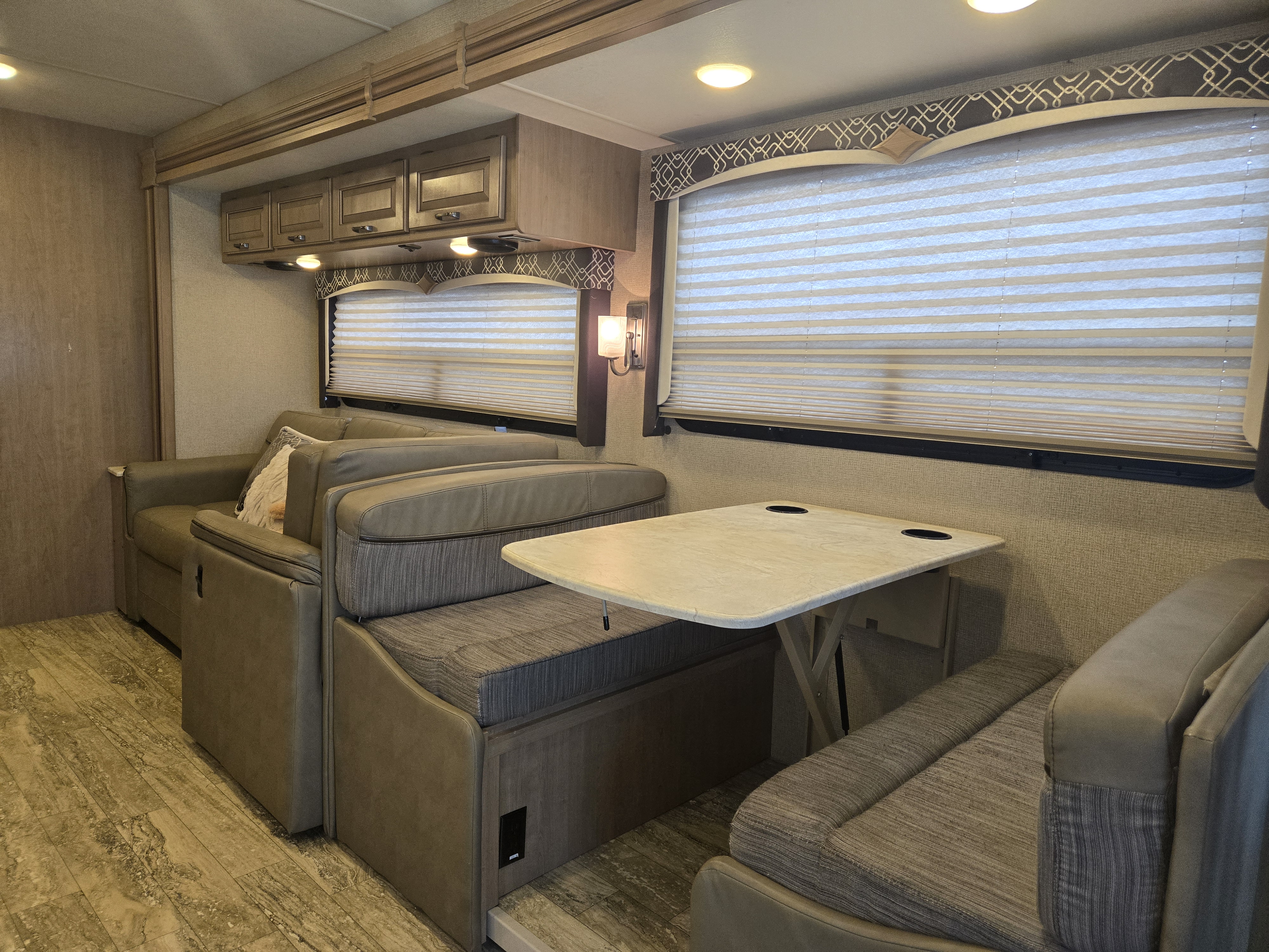 2018 Thor Motor Coach Hurricane 35M - Image 8