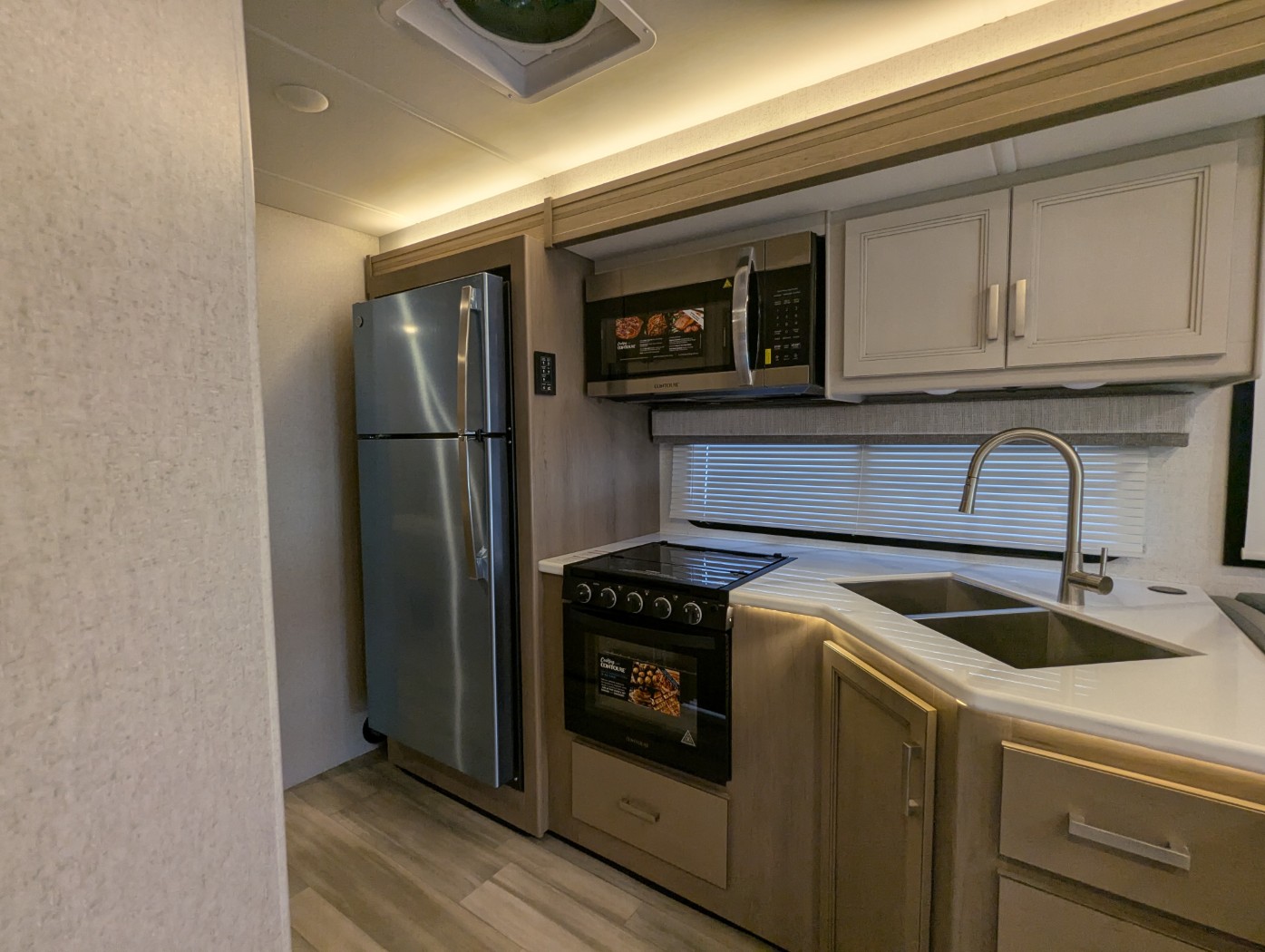 2027 Thor Motor Coach Omni X32 - Image 41