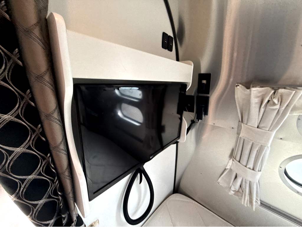 2022 AIRSTREAM CARAVEL 19CB - Image 30