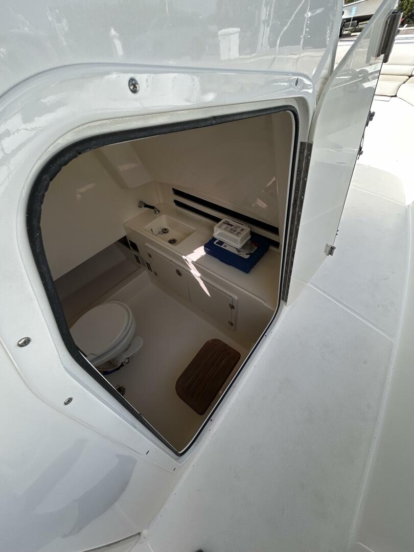 2017 Boston Whaler 330 Outrage - Image 13