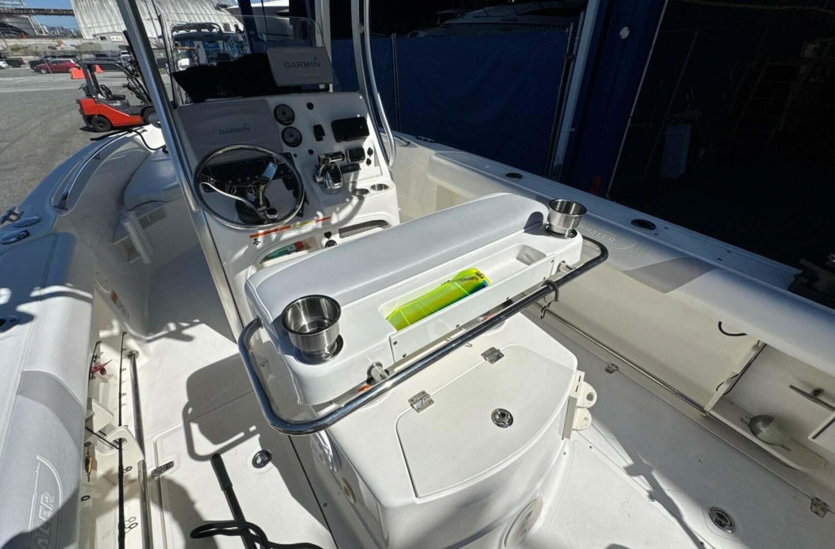 2014 Boston Whaler 220 OUTRAGE Base - Image 8