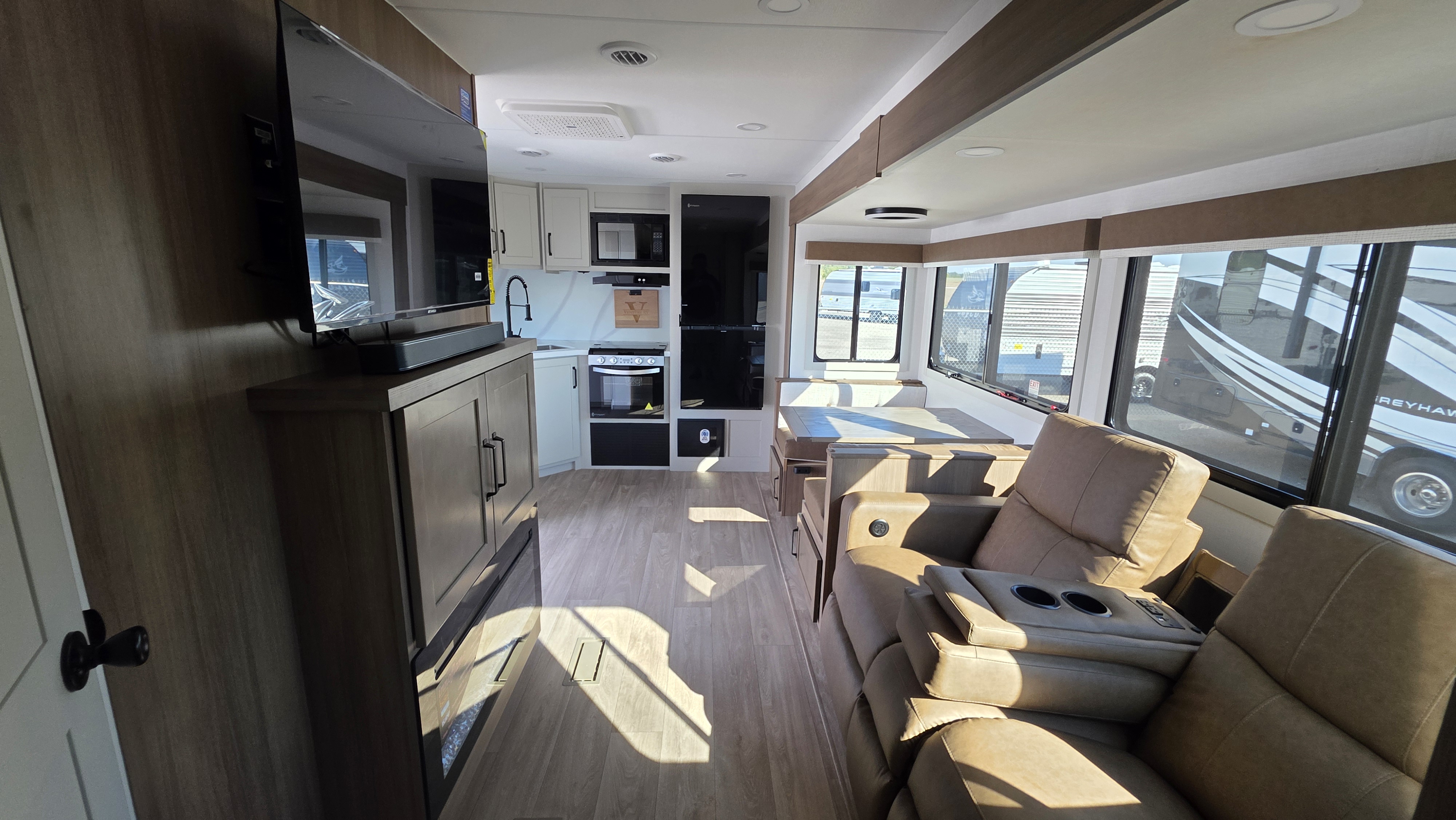 2027 VENTURE RV SPORTTREK 272VRK - Image 10