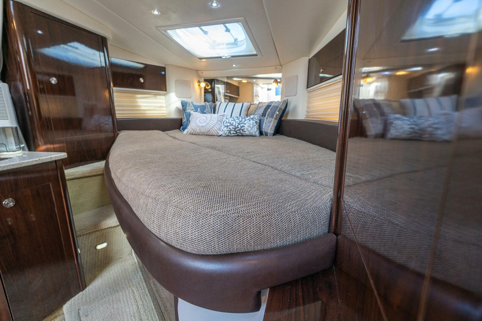 2016 Sea Ray 330 Sundancer - Image 24