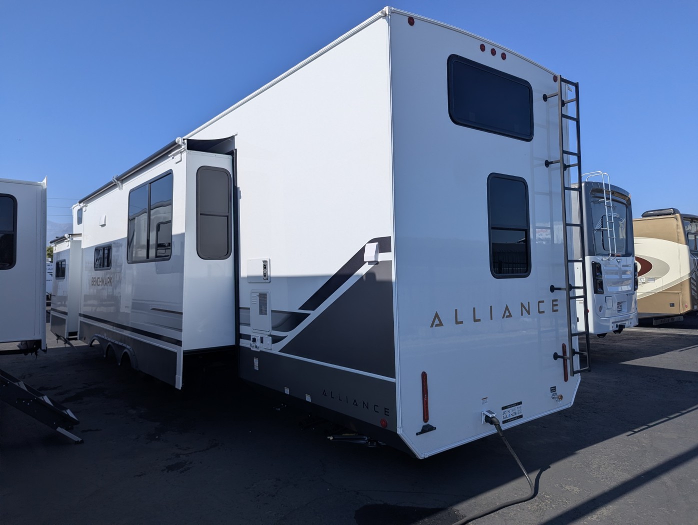 2026 Alliance RV Benchmark 44LFT - Image 4