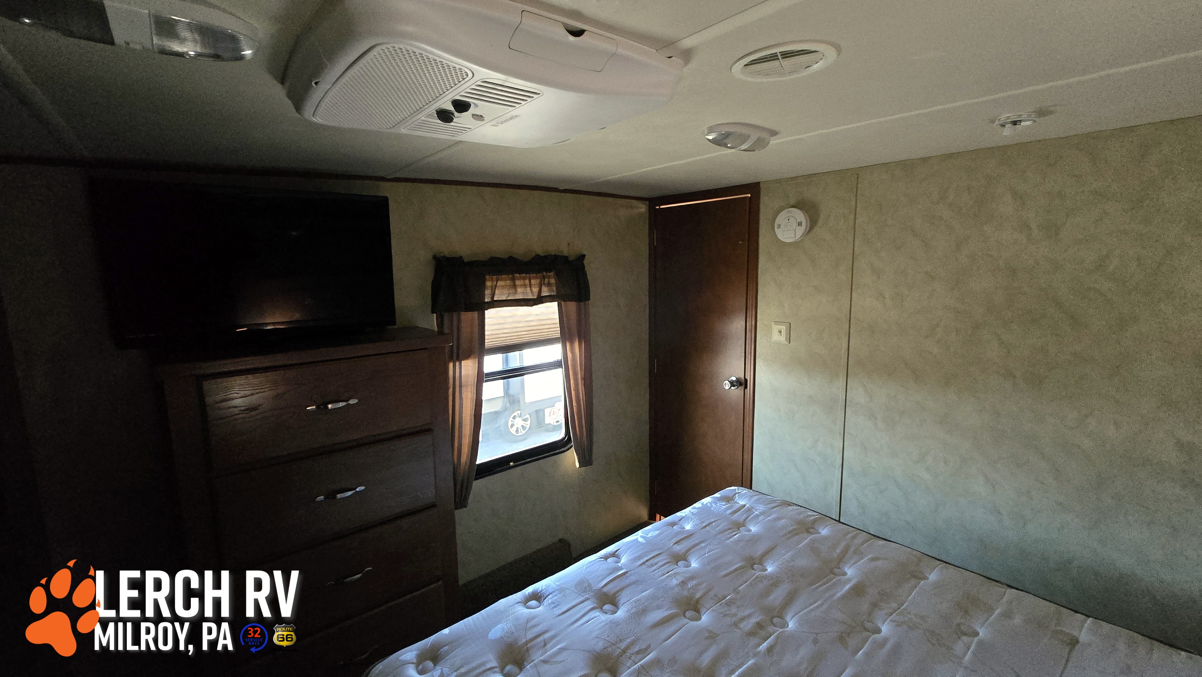 2013 FOREST RIVER CEDAR CREEK SILVERBACK 29RE - Image 23