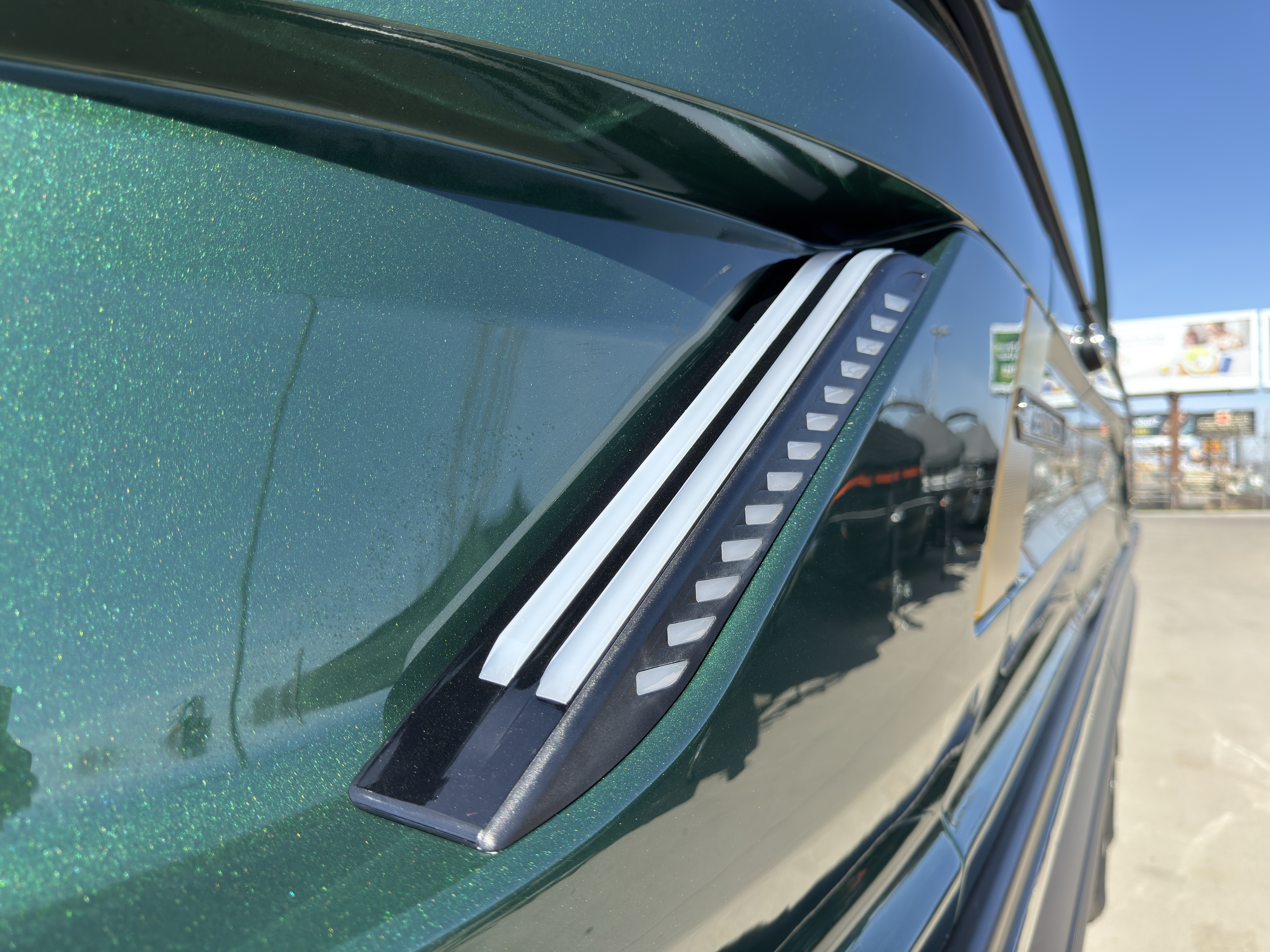 2026 Bennington 25QXSBA 425HP V10 Tritoon Pontoon - Image 10