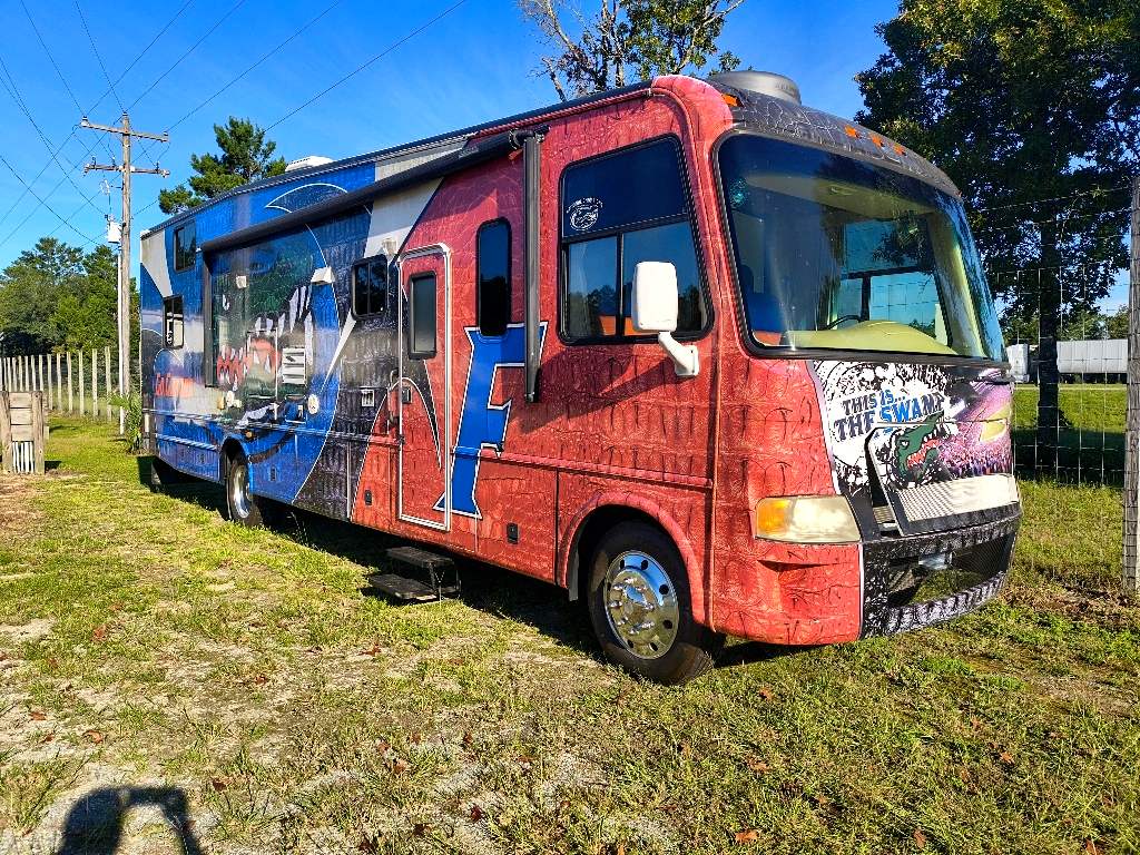 2010 Thor Motor Coach OUTLAW 3611 - Image 1