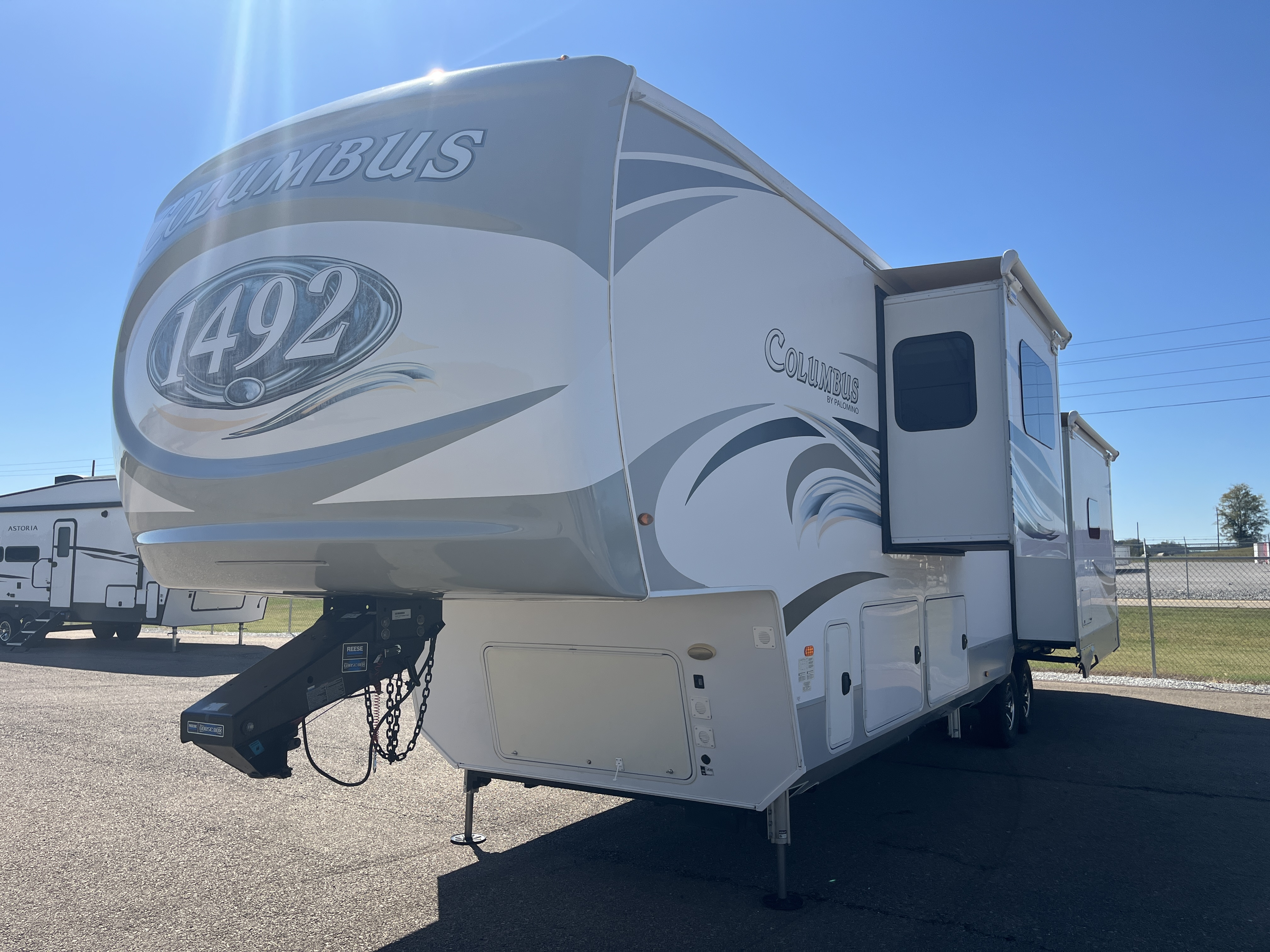 2021 PALOMINO COLUMBUS 383FBW - Image 2