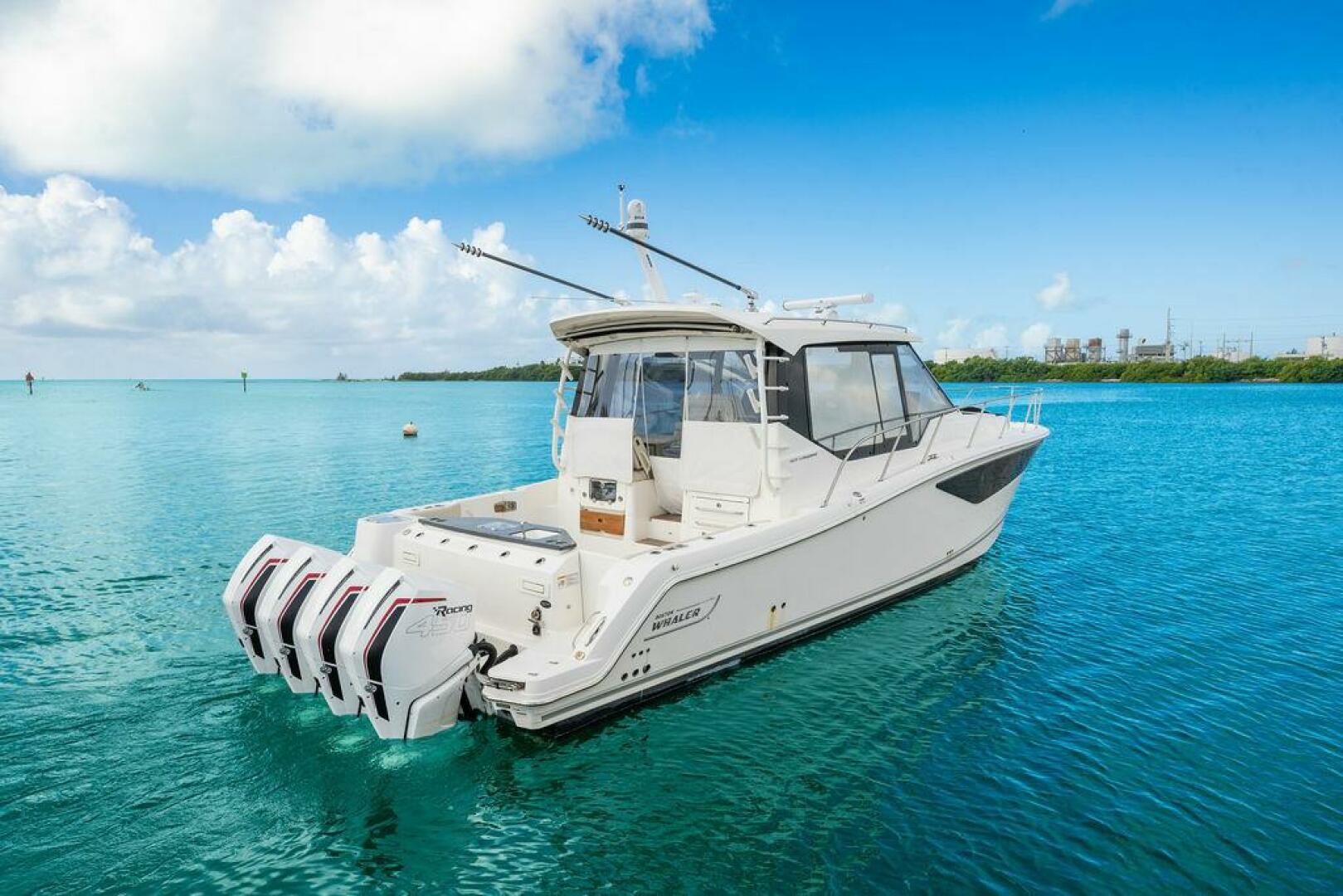 2023 Boston Whaler 405 Conquest - Image 3