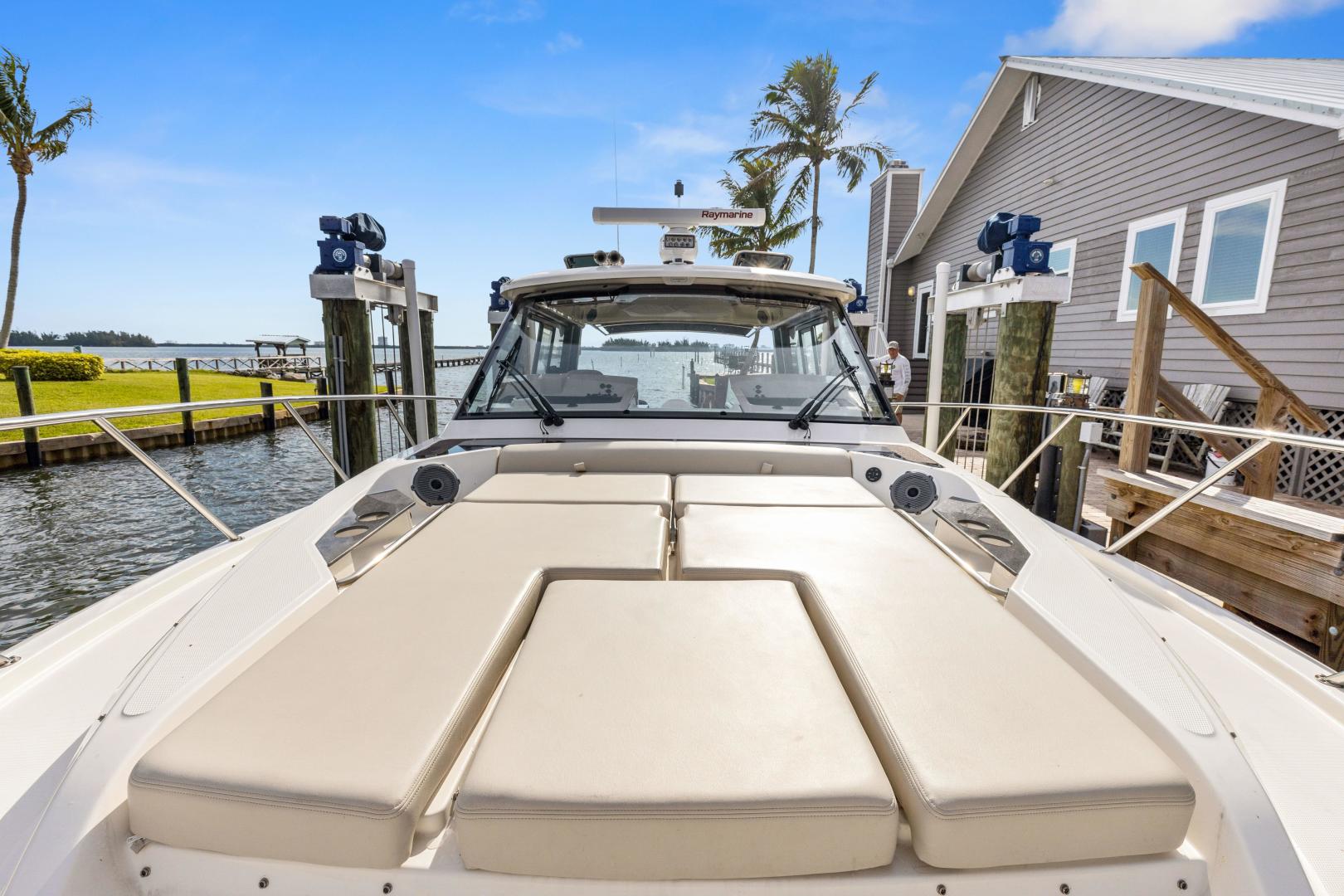 2022 Boston Whaler 405 Conquest - Image 9