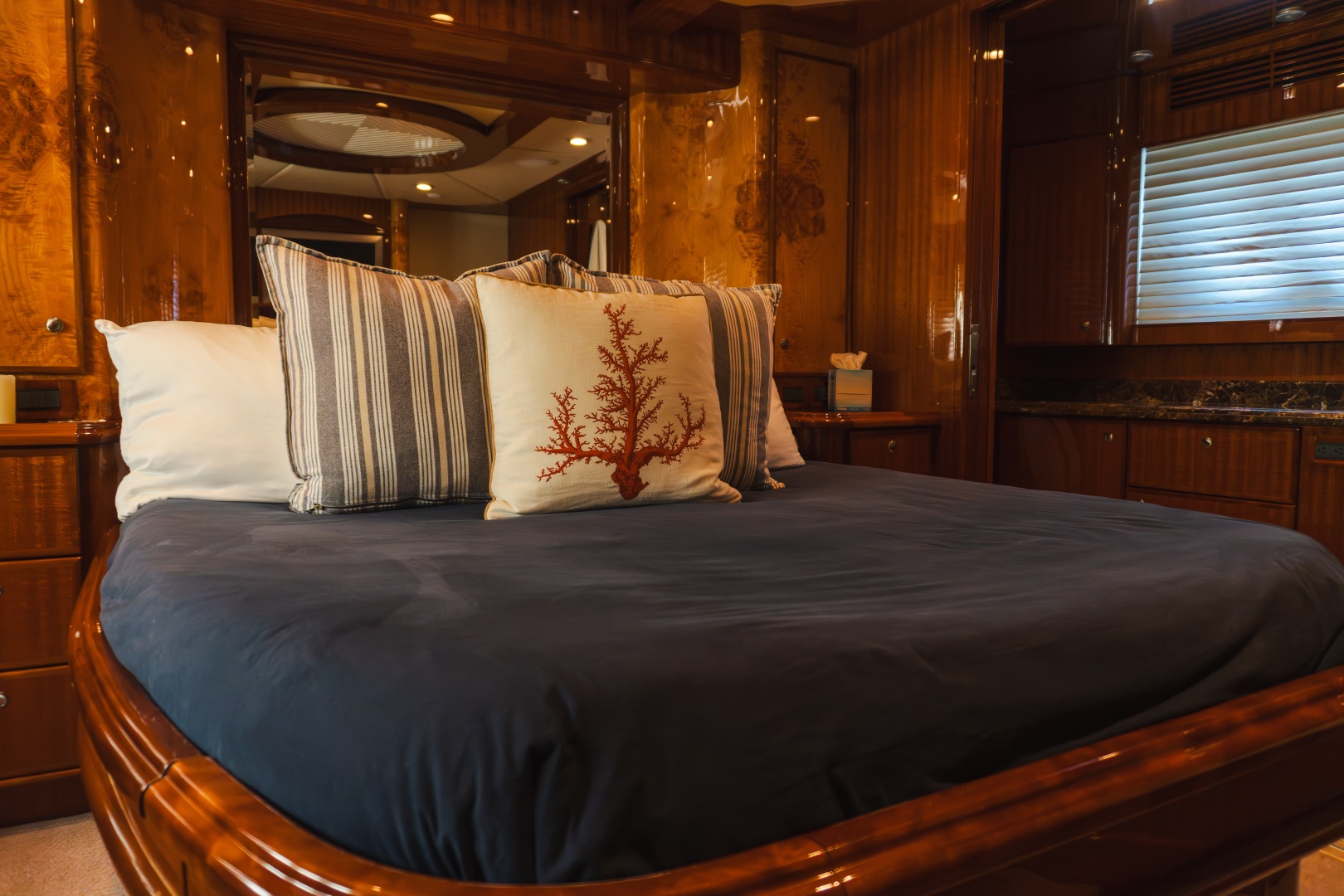 2012 McKinna 69 Skylounge - Image 13