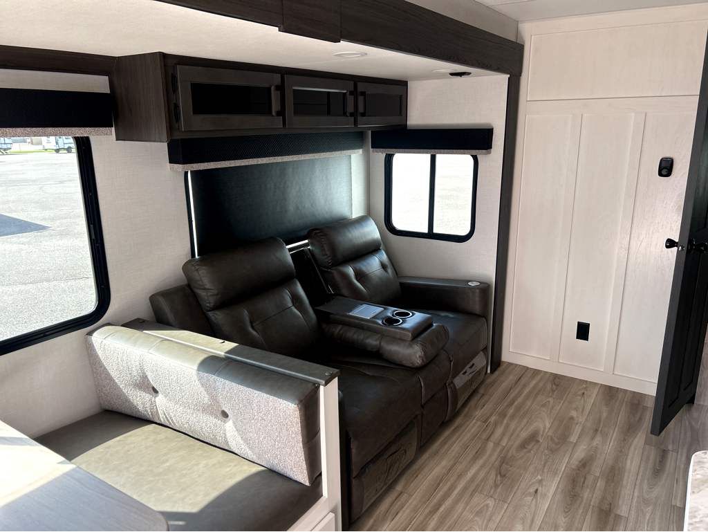 2026 VENTURE RV SPORTTREK 327VIK - Image 9