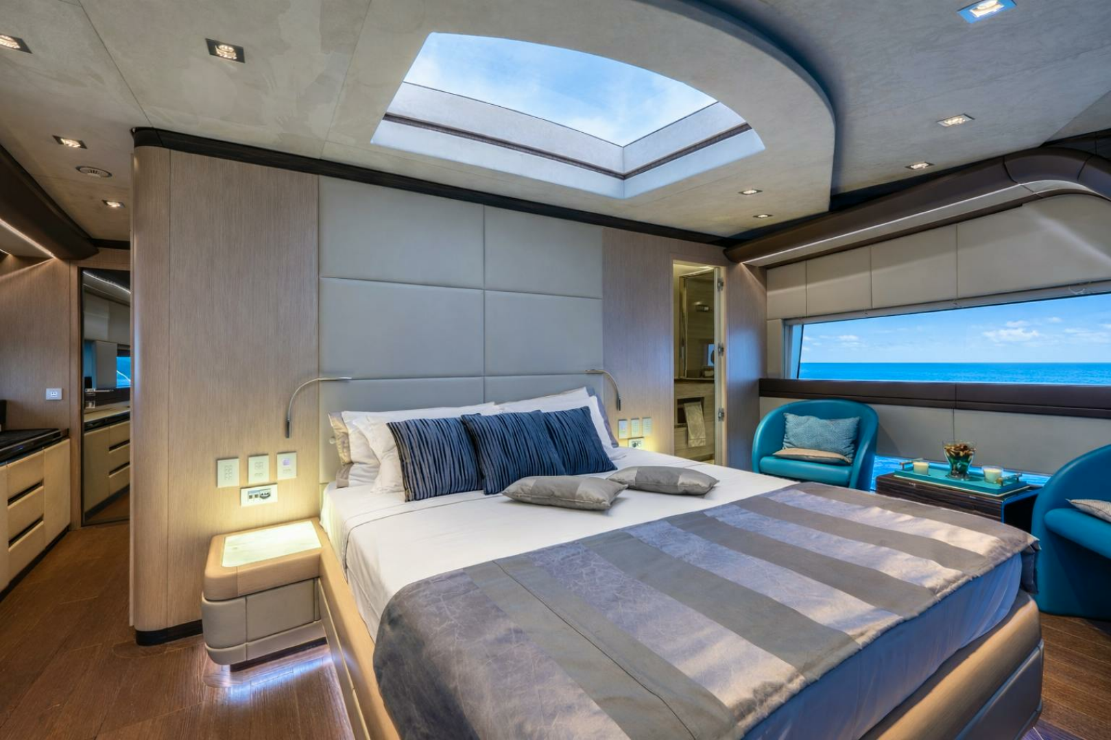 2018 Dominator Yachts Dominator Ilumen Base - Image 12